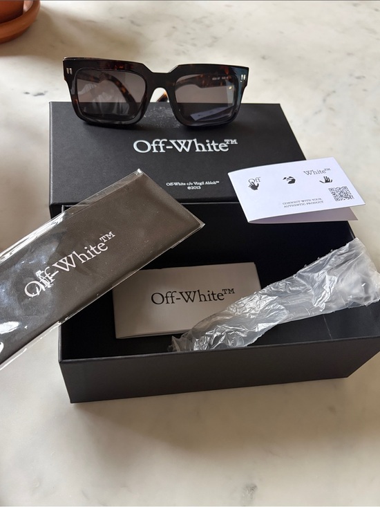 Off-White Other - OFF-WHITE Clip On Eyeglasses Rectangular Sunglasses with grey lenses